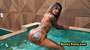 Inked bootylicious TS twerks and bends over