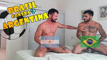 Brasileiro Transa com Tes&atilde_o Argentino Assistindo Futebol - Com Alex Barcelona e C&aacute_ssio Farias