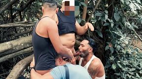 SEXO AO VIVO E DE GRA&Ccedil_AS PROS OS TIOS NO MATO. O MALOKA DOTADO COMEU MEU CU NO MATO COM 4 TIOS ASSISTINDO E SE MASTURBANDO.