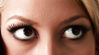 Bridgette B mút dương vật của Joel Lawrence một cách vụng về trước khi có màn quan hệ tình dục qua đường hậu môn mãnh liệt