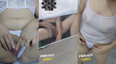 Me exibindo com calça transparente e saia curta e nua na rua