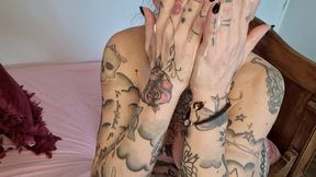 j aime m enduire le corps d huile et de creme sur mes gros seins, le plaisir de...