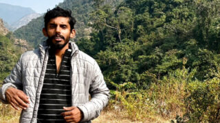 Rapazes indianos gordinhos da faculdade, de meias, têm seus rabos fodidos com força em POV (Ponto de Vista)