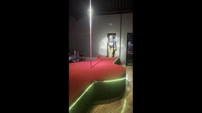 stripper bem safadinho na boate e brincando com meu cuzinho metendo o plug