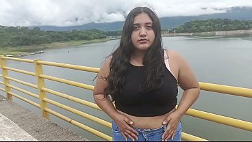 Chica abandonada por su novio es auxliada y follada por un extra&ntilde_o