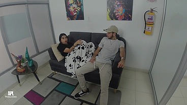 Encuentro masturbándose a la cachonda novia de mi amigo y me pide que le ayude, entonces me da una buena mamada y terminamos follando. HISTORIA COMPLETA