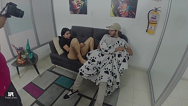 Encuentro masturbándose a la cachonda novia de mi amigo y me pide que le ayude, entonces me da una buena mamada y terminamos follando. HISTORIA COMPLETA