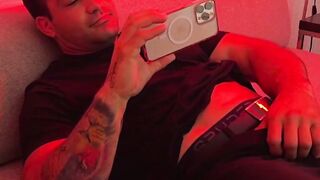 Bulky Savio shows off his gorgeous feet while jerking his cock