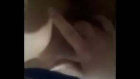 Bella ragazza calda si diverte sgrillettandosi in bagno