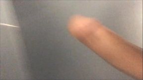 mostrando o pau no banheiro publico do shopping