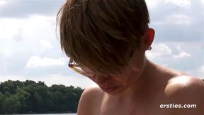 Der deutsche Amateur Josefine hat Spaß am See