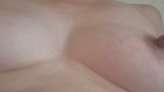 乳首をずっといじってみました