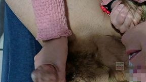 alimentando a la nena linda