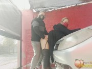 cogiendo en garaje mientras nos miran desde las personas que pasan