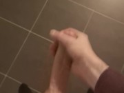 je me branle et gicle par terre ejac puissante
