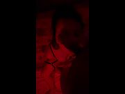 Chica masturbándose en habitación roja