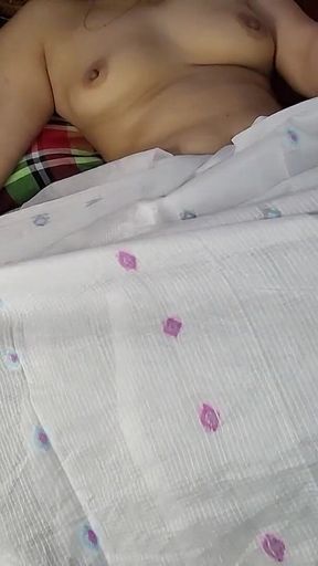 Bangladeshi girl means her juicy pussy in the saree.