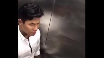 B&uacute_ nhau trong toilet Vincom bị quay l&eacute_n