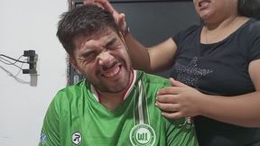 Jugando con su oreja: lamidas, mordidas hasta escuchar sus quejidos.