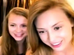 2 superbes soeurs s'amusent devant leur webcam