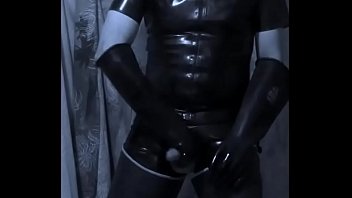 trip un dimanche de pluie. a rainy Sunday we play with his cock dressed in latex