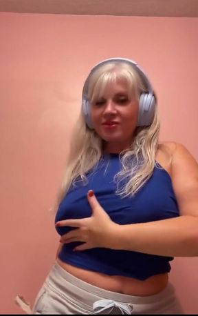 I Love to Clean.. and Wear.. No Bra