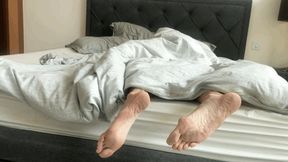 BIG DIRTY FEET SNORING IN BED - MOV Mobile Version