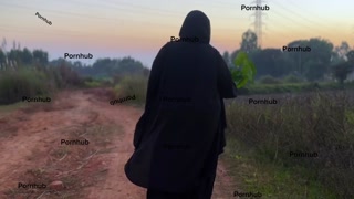 Egypt Muslim Farm girl With Abaya Try to find cucumber in farmland For Her Pussy مؤخرة كبيرة و مهبل