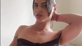 Fusti brasiliani fatti in casa masturbano grossi cazzi con la mano e poi li martellano fino a farli venire forte