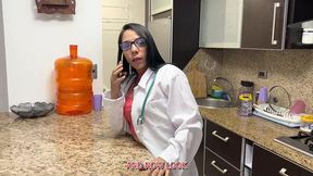 doctora hermosa se equivoco de pastilla y ahora tiene que ayudar con la ereccion