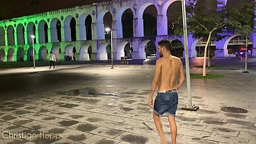 Fedendo um rapaz que encontrei na rua