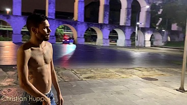 Fedendo um rapaz que encontrei na rua