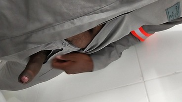 Trabalhador mostra rola no vestiário
