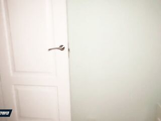 Hermastra de eighteen años obtiene sexo duro por primera vez, grita y estremece de placer - Chloe Lapiedra