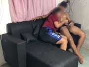 Invito a mi humilde vecina del barrio a ver la tv mientras el cachondo del marido no esta