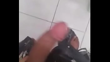 BATENDO NO BANHEIRO