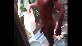 Pedreiro pirocudo tomando banho se exibindo pra mim