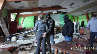 Lækker blond MILF-slyngel med kæmpe røv og briller udholder intens anal gangbang og doggy style-knepning