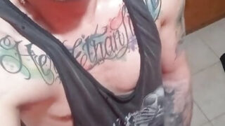 Amatör genç eşcinsel fahişelerin yakın çekim videosu, büyük penisle anal ilişkiye giriyor.