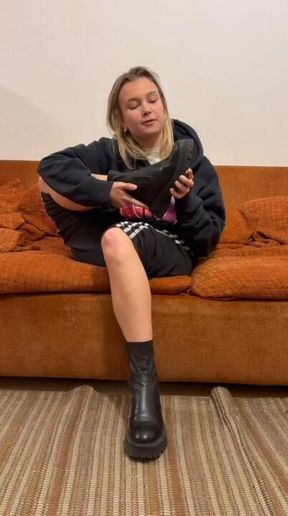 Russian model licks her boots 😋😋🥵🥵