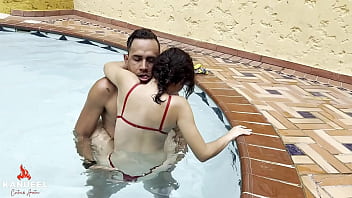 SEXO CASERO A PLENA LUZ DEL DIA EN LA PISCINA PUBLICA CON UNA PETITE DE CO&Ntilde_O ESTRECHO