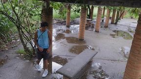 encontrei um hetero perdido no mato mijando e fodemos escondido