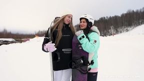 2 girls snowboarding