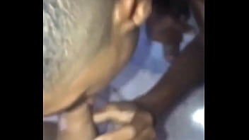 Molequinho que vende bala no sinal gamou na minha mamada e me deu leite na boca