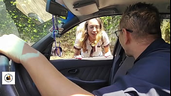 Professora de biologia d&aacute_ uma boa nota para um aluno bronzeado de saia curta depois que ela faz um boquete nele e de dar o cu para ele