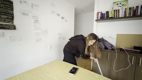 me excita ver a mi empleada aspirando la casa y por eso termino haciendo las tijeras con ella y comiendole el cono