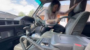 she cleans her van with blue vacuum cleaner m0