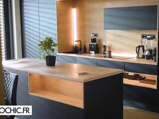 The pair welcomes a guest at home