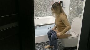 I haven't been to the toilet for several days, my bum is releasing big splashes MP4 HD 720p