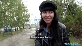 Public Sex Mund voll Sperma und Fick für sexy brünettes Babe Sasha Colibri